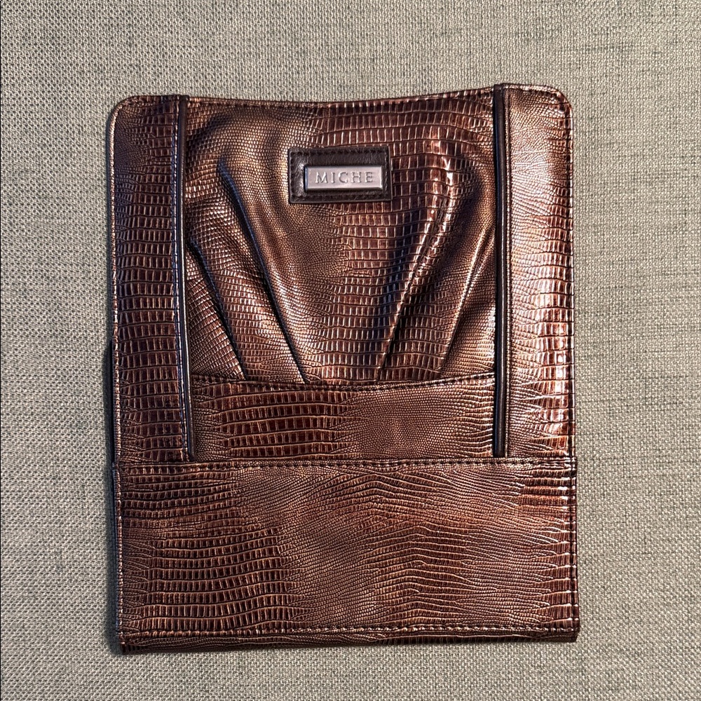 Miche Rich Brown Textured Bag petite Cover
Name - Inga